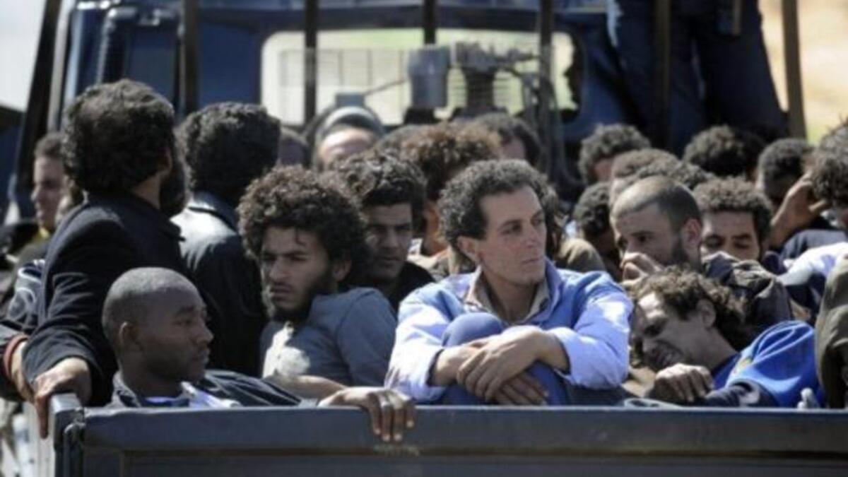 وصف الرئيس الأمريكي أوباما مقتل الزعيم الليبي معمر القذافي بأنه "تحذير" للزعماء المستبدين من أن حكم القبضة الحديدية "لا بد ان ينتهي". تظهر في الصورة شاحنة تابعة للمجلس الانتقالي وهي تقل موالين للقذافي بعد القبض عليه في سرت وقد ضمن لهم المجلس حياتهم.