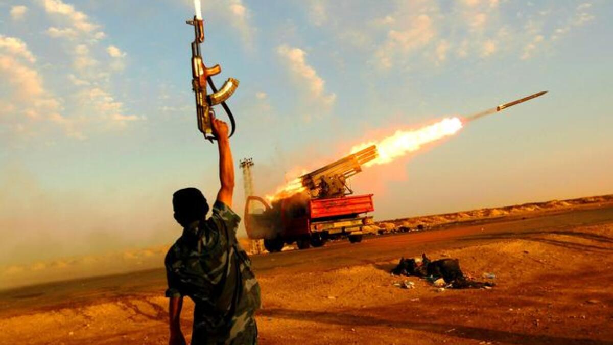 لطريق إلى طرابلس: الثوار الليبيون يعلنون اغتيال قائد أركانهم عبد الفتاح يونس في بنغازي بعد إعلانهم لنجاحات ساحقة؛ وفي ١٥ أغسطس، حث القذافي الشعب الليبي على مواجهة المعارضة التي تتقدم إلى طرابلس و"تطهير الأرض الليبية".