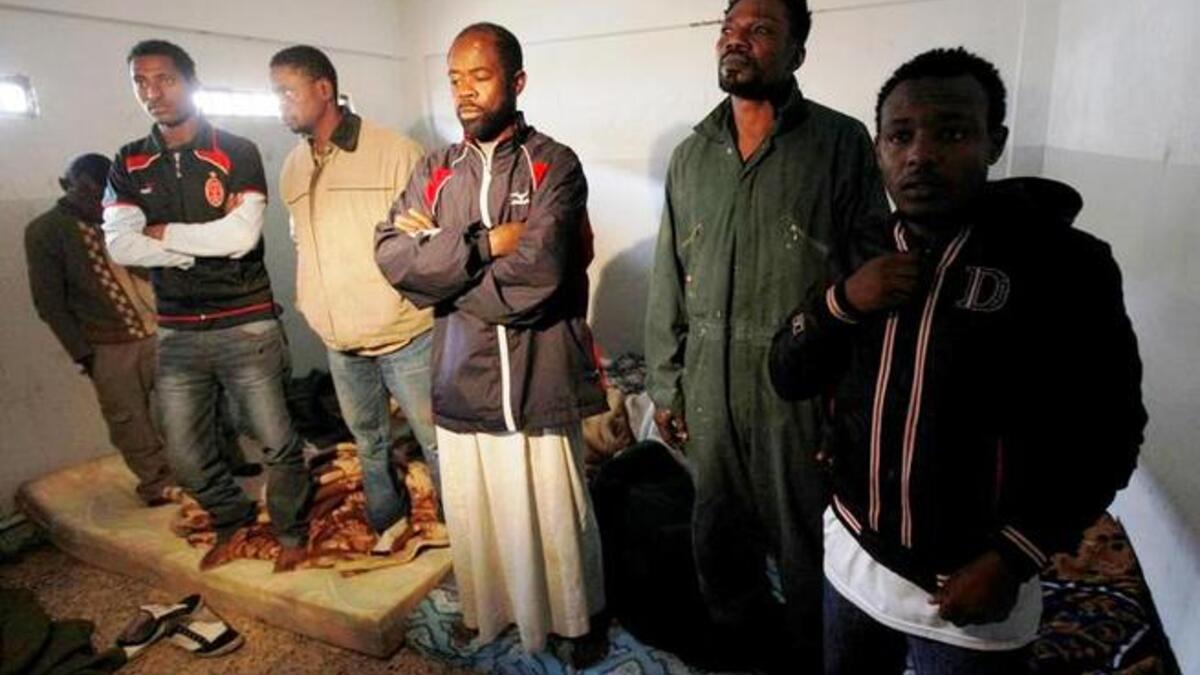 قام القذافي بجلب مرتزقة أفارقة وآسيويين لقمع المظاهرات وقتل المتظاهرين الليبيين ، كما وأطلق سراح المجرمين من السجون وأنزل البلطجية إلى الشوارع لمهاجمة المحتجين.