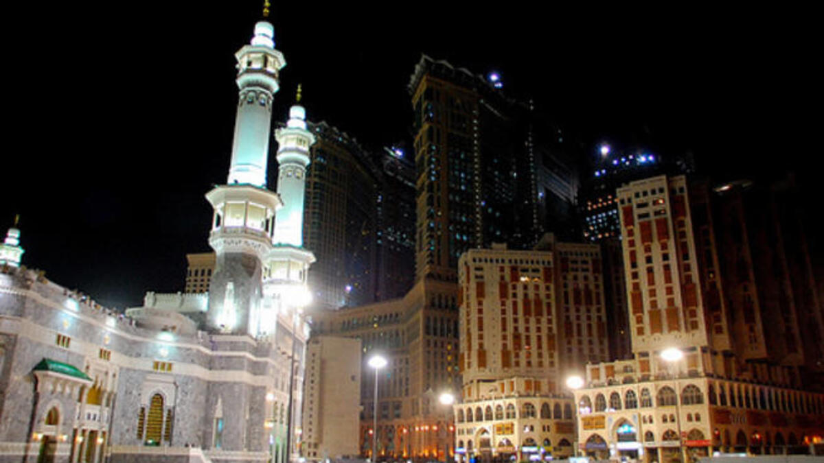 تطور نمو مكة خلال القرن الماضي ولكن العقد الفائت شهد نموها بشكل ملحوظ من مدينة صحرواية صغيرة إلى حاضرة مترامية الأطراف. ومع أهمية الكعبة الروحية عند المسلمين بدأت  المظاهر الترويجية مثل ناطحات السحاب تغزو مكة في قفزة إلى المستقبل.