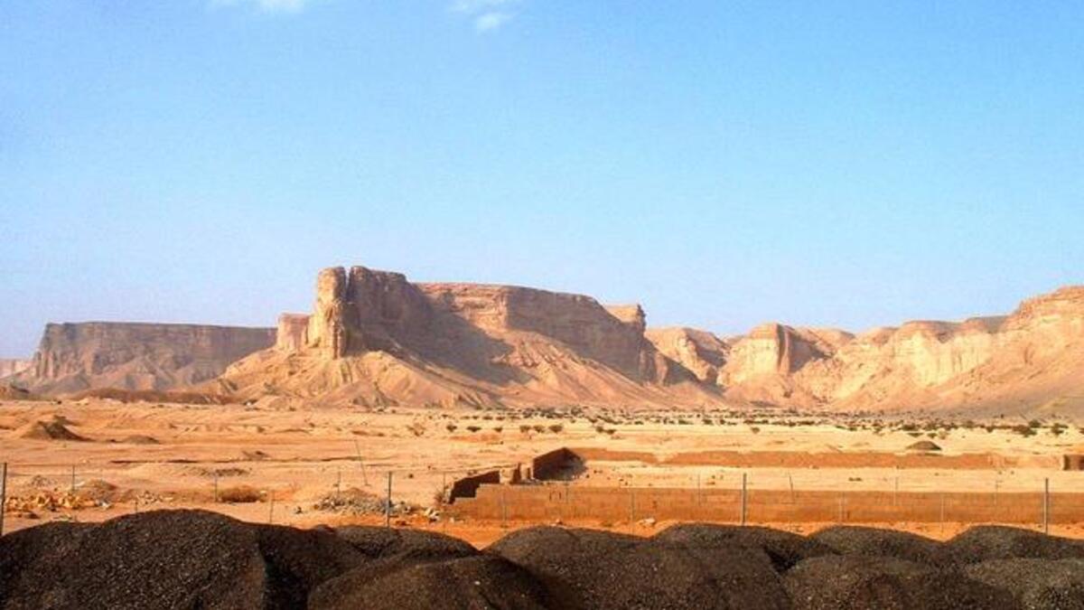 من مدينة صغيرة إلى مقصد الحجاج  جميعهم، تحولت مكة بفضل الاستثمارات إلى مدينة تجارية تحوي المولات ومراكز التسوق إضافة إلى الحرم المكي والمواقع الدينية الأخرى مثل مهبط الوحي.