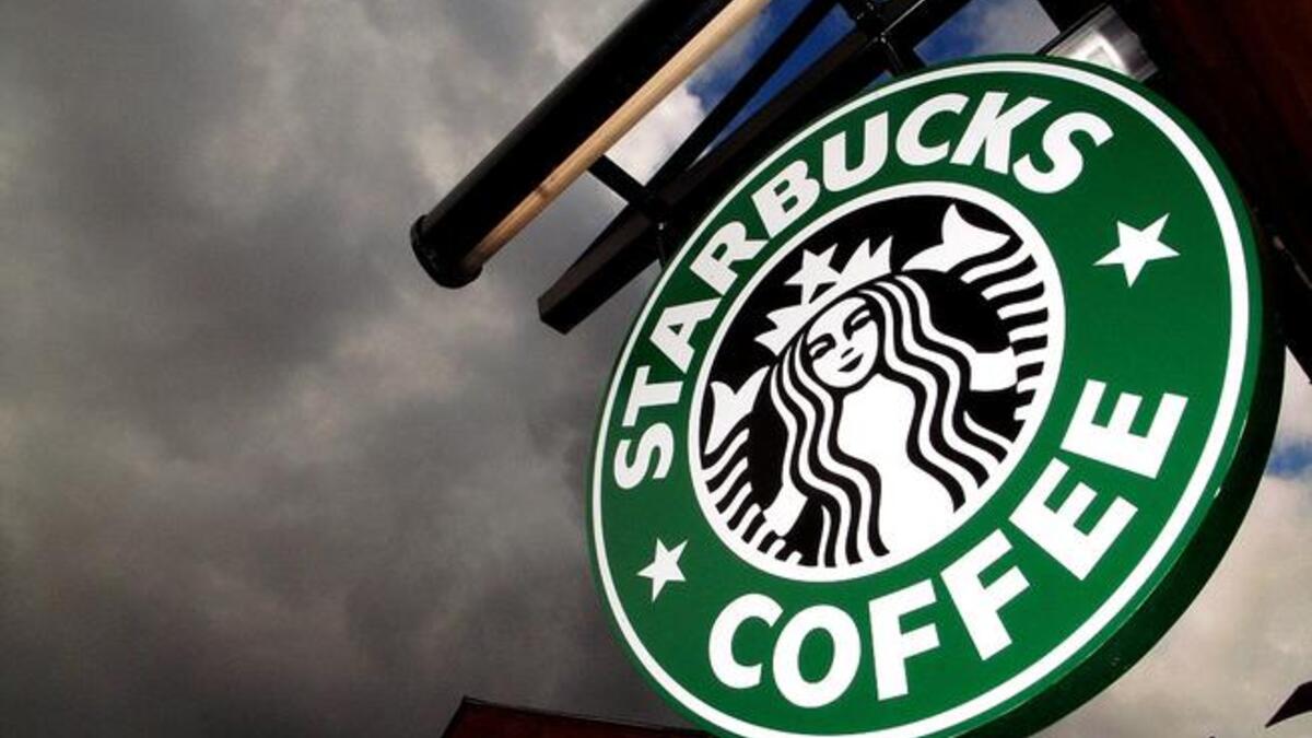 بدلا من القهوة العربية التي قد تقفز إلى أذهاننا عند ذكر مكة؛ يمكن للحاج الآن أن  يطلب قهوته من مقهى "ستار بكس" الأمريكي ذائع الصيت والمشهور عالميا.