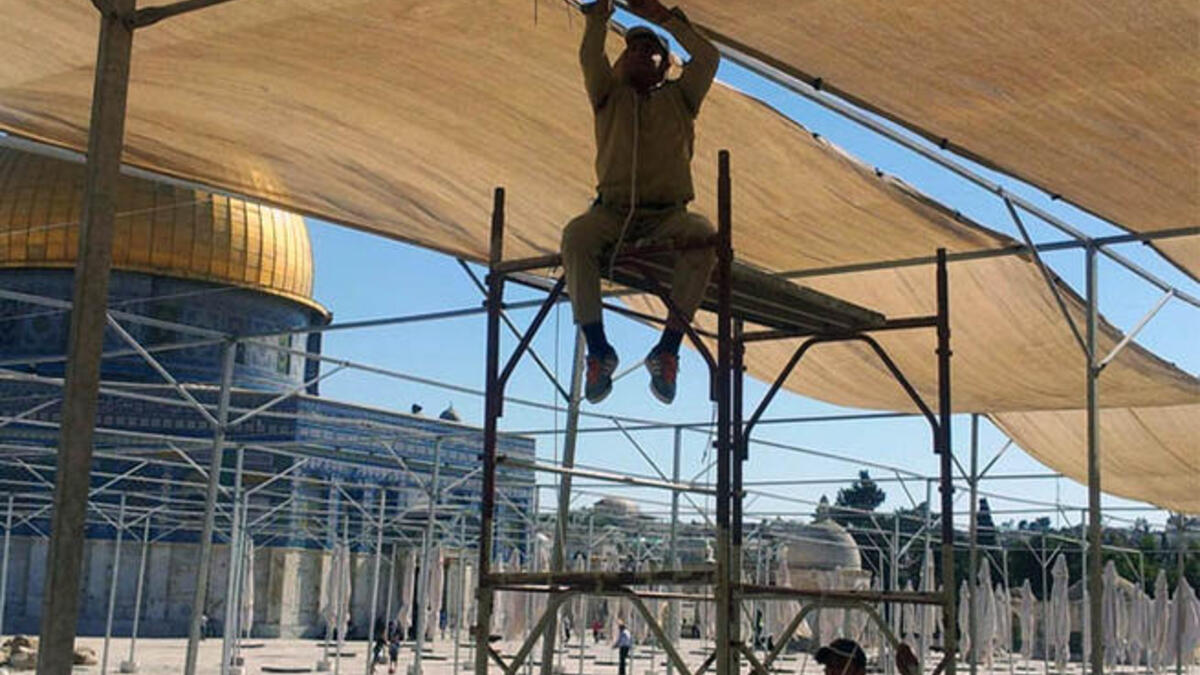 نصب مظلات في ساحة الأقصى من أجل المصلين
