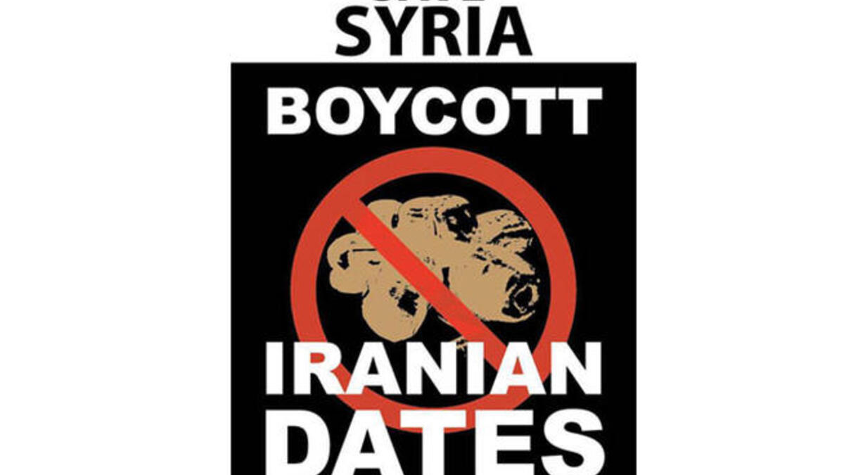 شعار حملة أنقذوا سوريا الماليزية لمقاطعة التمور الإيرانية.