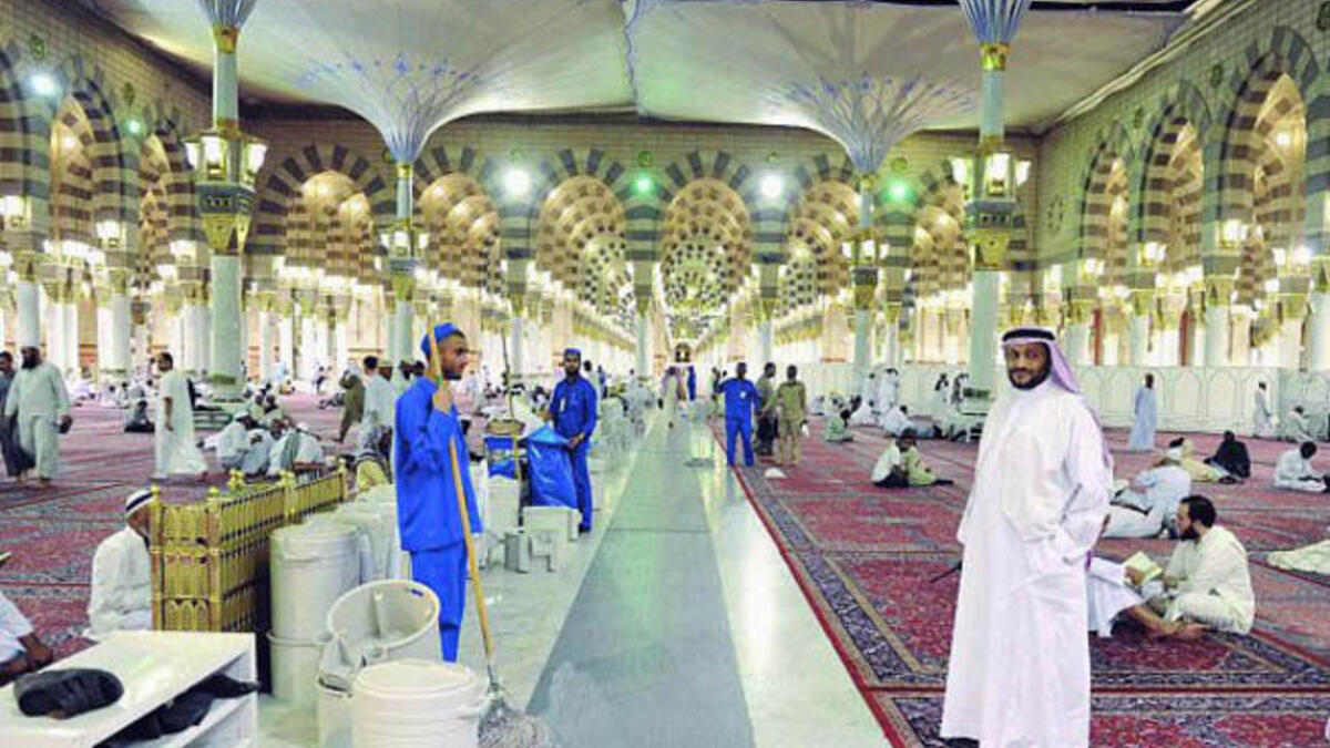 استعدادات تجهيز المسجد النبوي لرمضان تجري علي قدم وساق.