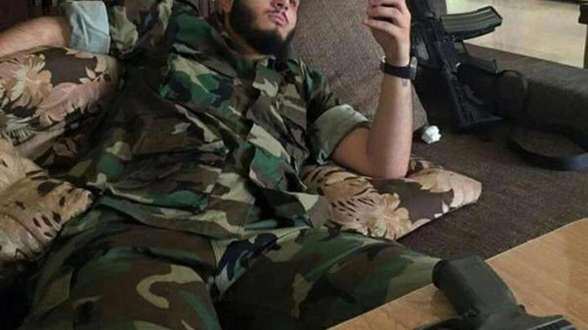 -2- وقد أثار طلب صاحب العمل غضب سليمان الذي رفع مسدسه فوراً طالباً منه لعق حذائه للاعتذار"، وهو ما حصل فعلاً. ولكن سليمان لم يكتفِ، فأصدر له أمراً وهو يكاد يغشى عليه من الضحك أن ينزع ثيابه ويلعق أرض المحل بأكمله".