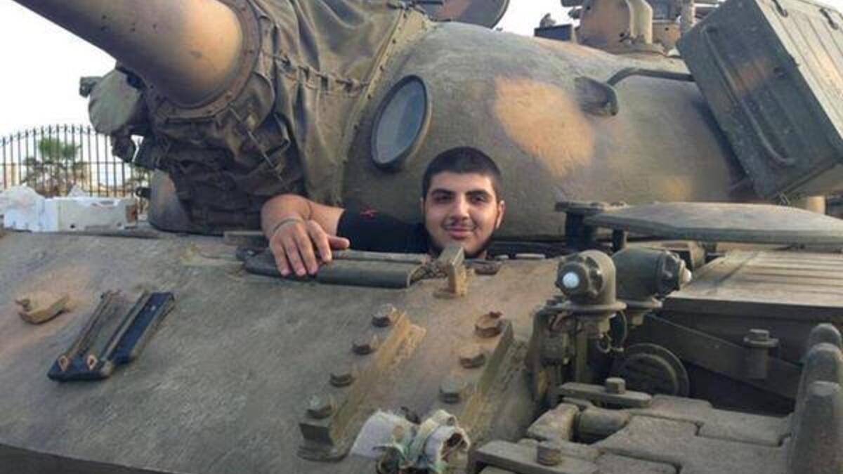 3- لم تنته الحادثة عند ذلك فبعد خروج سليمان وصعوده لسيارته مع ضحكاته وضحكات مرافقيه المجلجلة، أدار وجهه فلمح شاباً يراقب ما يحدث، فناداه  طالباً منه أن يمد راسه داخل السياره ليغلق عليه نافذة السيارة ثم خرج من السيارة ممسكاً بعصا وبدأ بضرب الشاب.