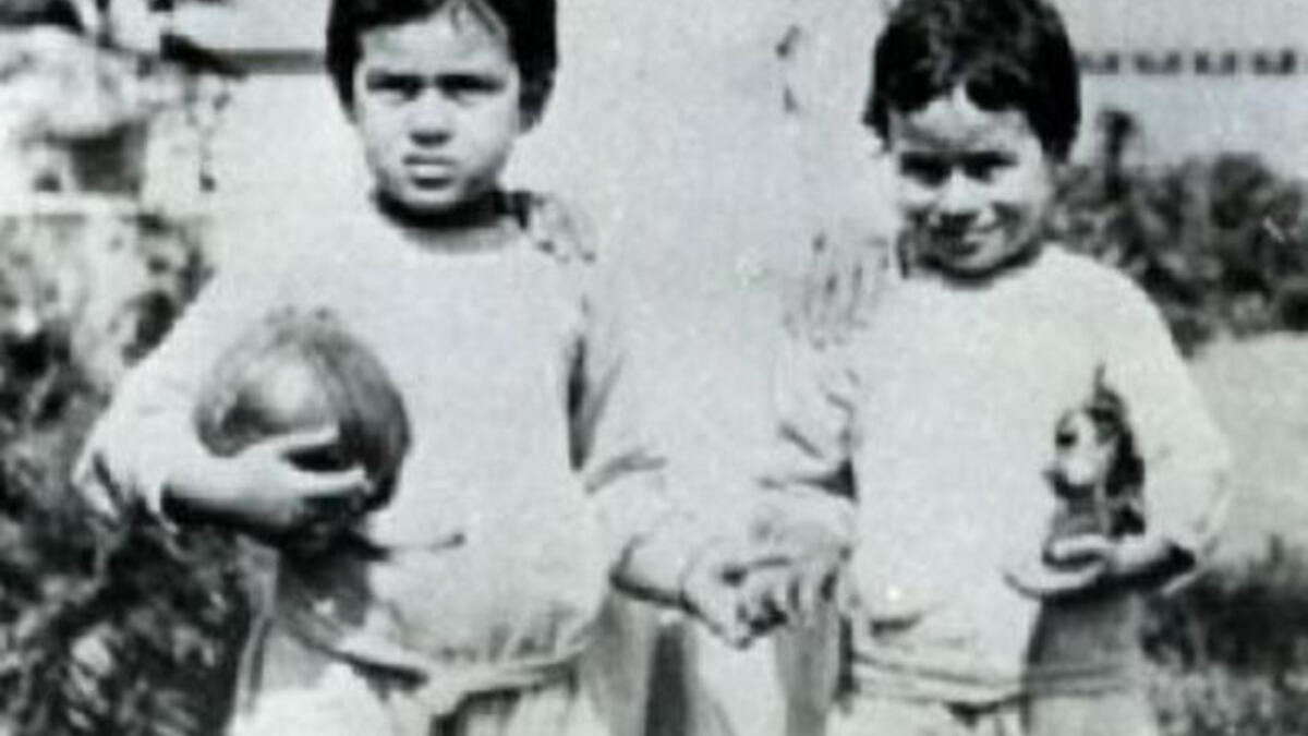 التوأمان مصطفى وعلي أمين في طفولتهما