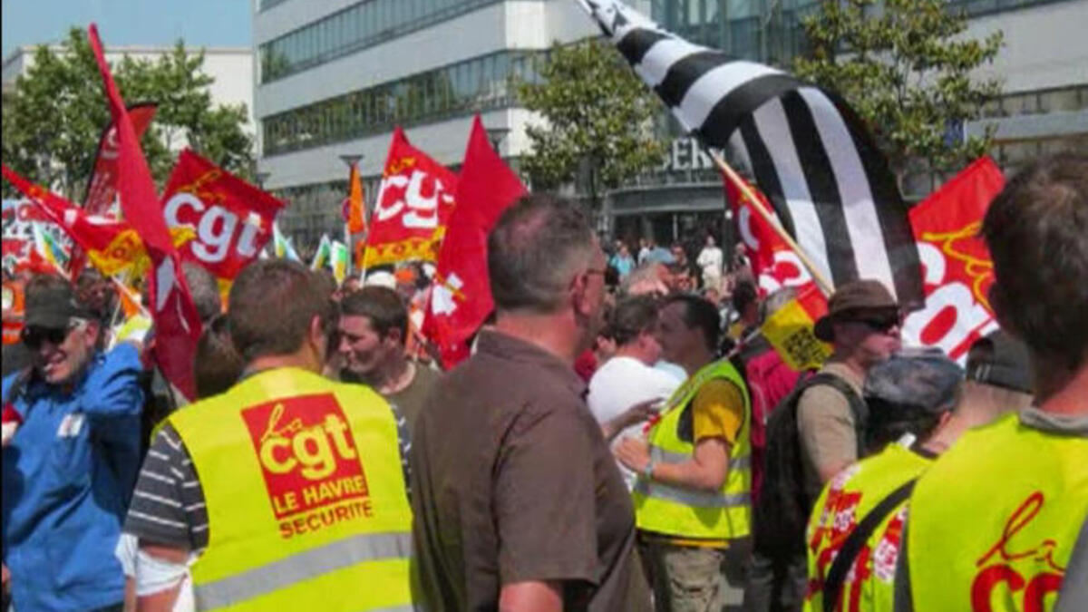 France, the nation of salon diplomacy, since protesting the public veil-burqa ban, has another bone to pick. 
People took to the streets of Paris May 2011, to call for a popular uprising in imitation of a Spanish campaign
denouncing mainstream politics & unemployment. Unsatisfied with the old models: "Real democracy now”; “Paris wake up”.