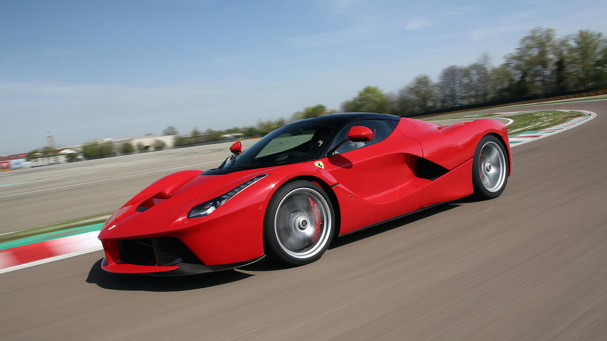 فيراري لافيراري (Ferrari LaFerrari) ويصل سعرها لنحو 1.420 مليون دولار.