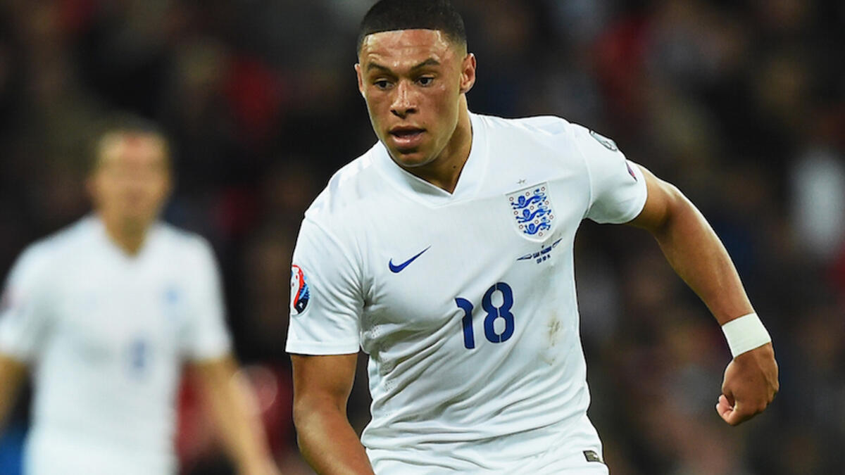 لاعب الوسط الإنجليزي أليكس أوكسلايد تشايمبرلين: عانى من إصابة في الركبة مرتين الأولى في مباراة أمام برشلونة، والثانية خلال التدريبات مع آرسنال ليغيب بالتالي عن اليورو.