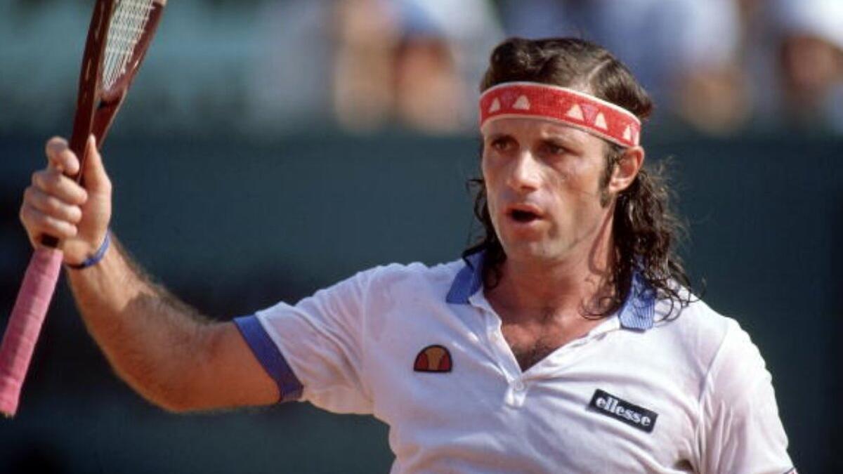 المركز العاشر: الأرجنتيني غييرمو فيلاس (1968-1992)، وفاز بـ 62 لقباً