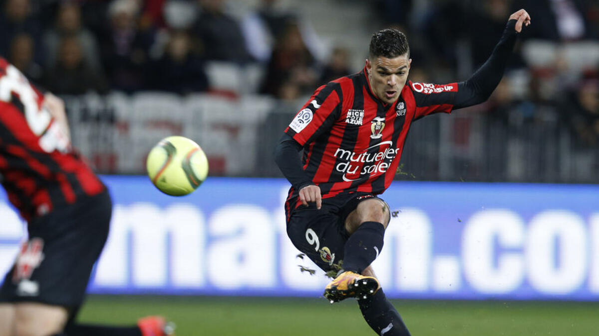 الجناح ولاعب الوسط الهجومي الفرنسي حاتم بن عرفة (نيس)