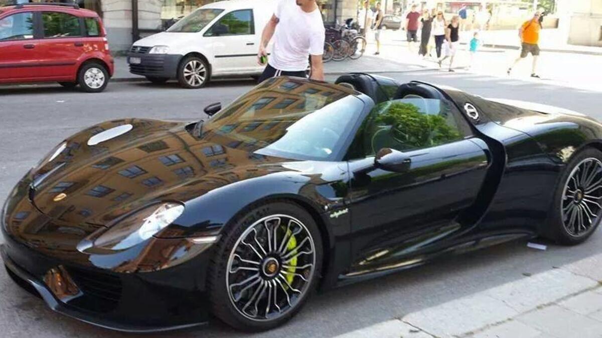 4- المهاجم السويدي زلاتان إبراهيموفيتش: بورشيه 918 سبايدر وسعرها 616.8 ألف جنيه استرليني