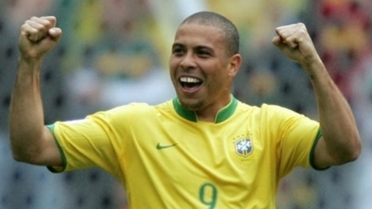 4- الظاهرة رونالدو: شكل مونديال 2006 خيبة أمل كبيرة للبرازيليين، بعد خروج المنتخب حامل اللقب من ربع النهائي ضد فرنسا، لكن العزاء الوحيد كان في كسر الظاهرة رونالدو لرقم غيرد مولر بعد هدفه في غانا الذي رفع به رصيده إلى 15 هدفاً جعلته الهداف التاريخي للبطولة.