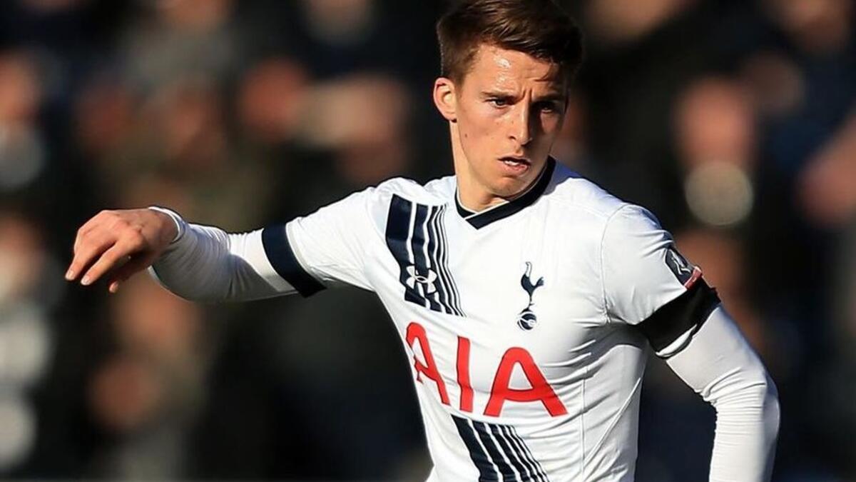 لاعب الوسط الإنجليزي توم كارول (توتنهام هوتسبير)