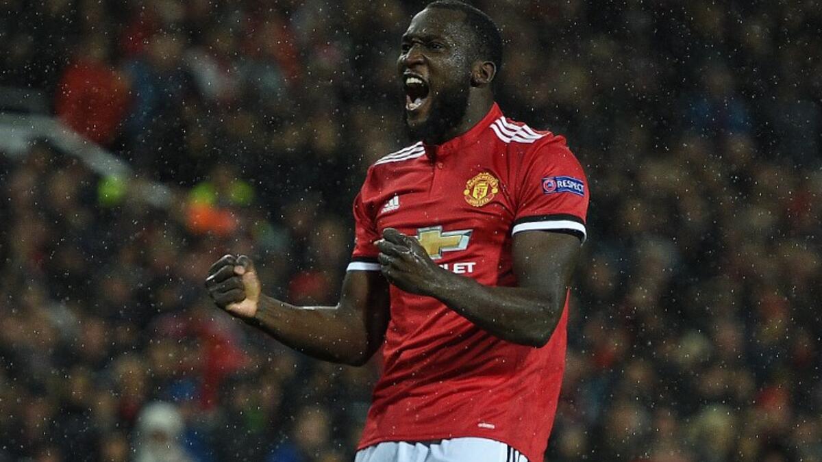 المركز الأول: البلجيكي روميلو لوكاكو مهاجم مانشستر يونايتد (24 عاماً): الذي يمتد عقده حتى عام 2022، وقد ارتفعت قيمته السوقية الحقيقية من 102.7 مليون يورو إلى 158.5 مليون يورو، أي بزيادة قدرها ما يقرب من 60 مليون يورو.