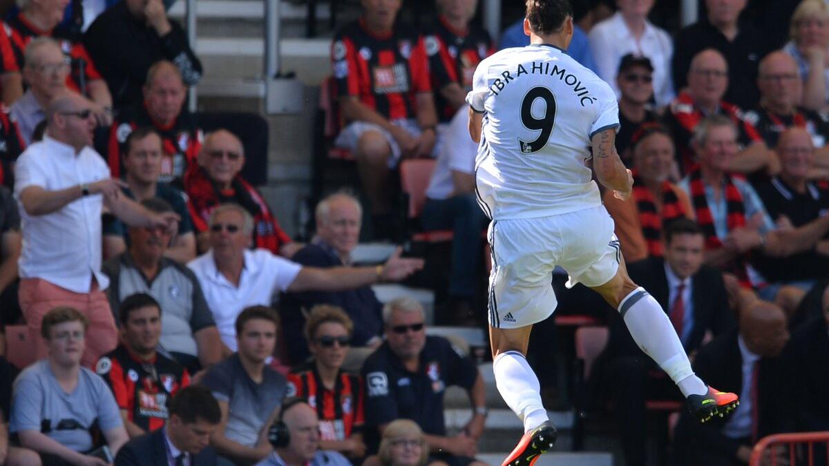 المهاجم السويدي زلاتان إبراهيموفيتش (مانشستر يونايتد) بطول 195 سم.