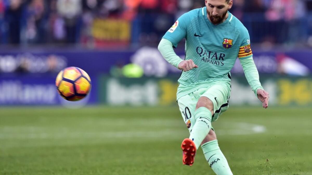 النجم ليونيل ميسي خلال المباراة التي جمعت فريقه برشلونة بمستضيفه أتلتيكو مدريد على ملعب فيسنتي كالديرون ضمن الجولة الـ 24 من الدوري الإسباني، والتي انتهت بفوز البارسا بهدفين لهدف.