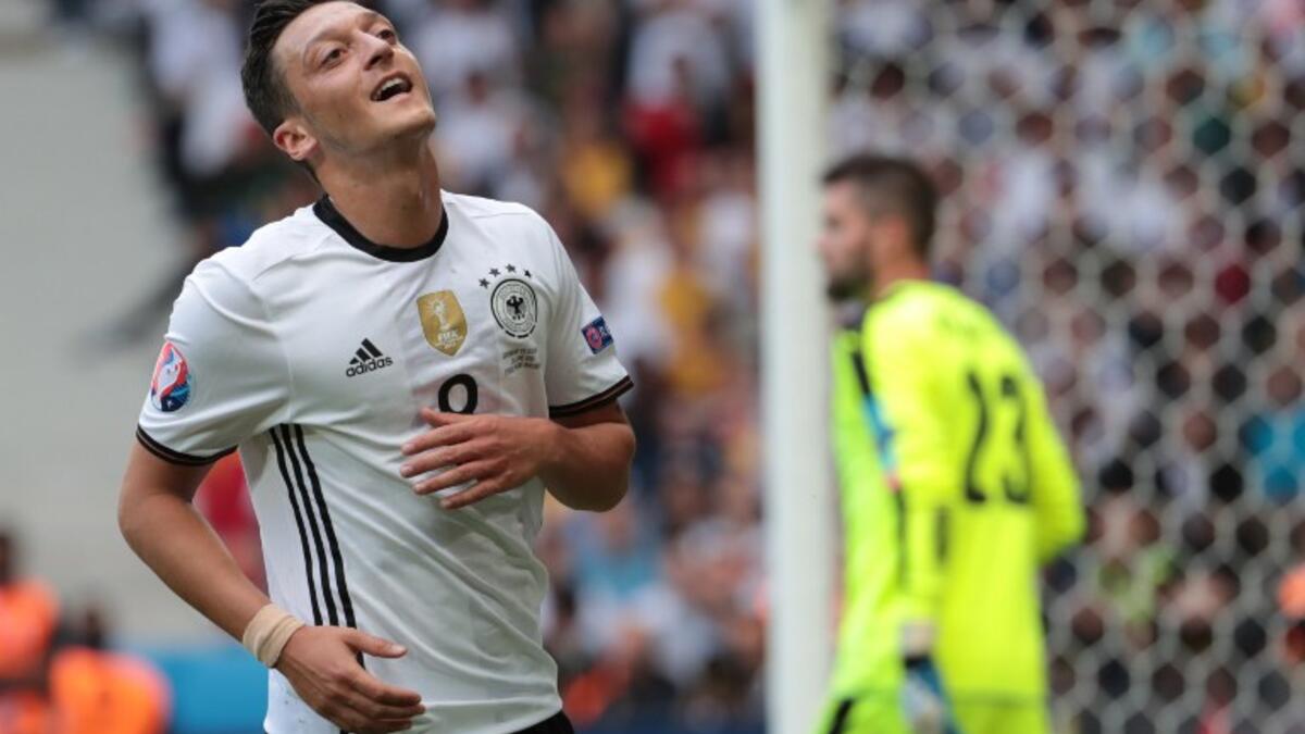 صانع الألعاب الألماني مسعود أوزيل (آرسنال): يتقاضى 18 مليون دولار سنوياً من بينها راتب سنوي يصل إلى 12 مليون دولار.