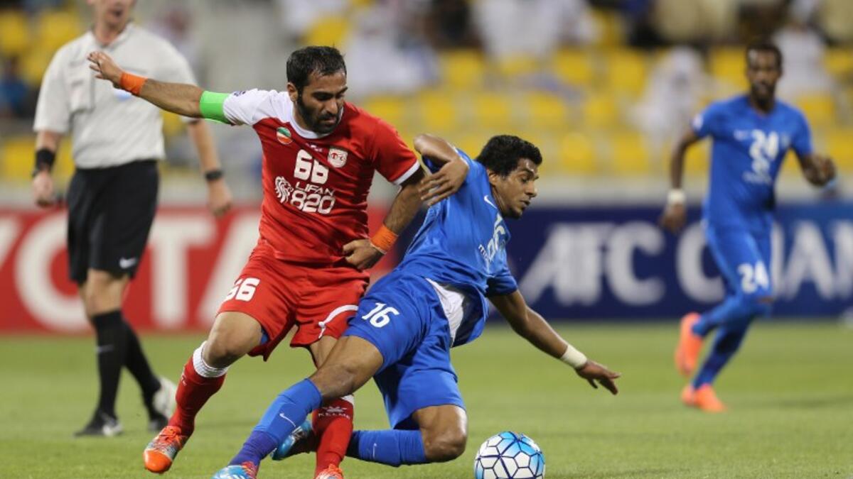 Tractorsazi Tabriz' Mehdi Kiani (L) vies for the ball with Al-Hilal's Yussef al-Salem during their AFC Champions League group stage football match in Doha on April 19, 2016.
KARIM JAAFAR / AFP
