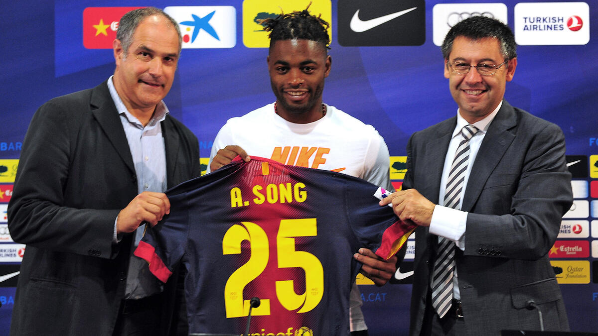 لاعب الوسط الكاميروني أليكس سونغ: انضم لبرشلونة عام 2012 من آرسنال مقابل 19 مليون يورو، لكن أداءه الكارثي دفع النادي للعدول عن رأيه ونقله لخط الدفاع، لكن طريقة لعبه لم تناسب الفريق ليغادر إلى ويست هام يونايتد بعد موسمين سيئين.