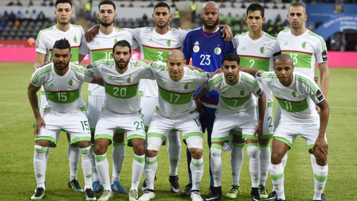 Algeria's squad (back L-R) Rami Bensebaini, Nabil Bentaleb, Faouzi Ghoulam, Rais Mbolhi, Aissa Mandi, Islam Slimani, (L-R) El Arabi Soudani, Mokhtar Belkhiter, Adlene Guedioura, Riyad Mahrez and Yacine Brahimi ahead of the 2017 AFCON group B match against Zimbabwe in Franceville on Jan 15, 2017.
KHALED DESOUKI / AFP