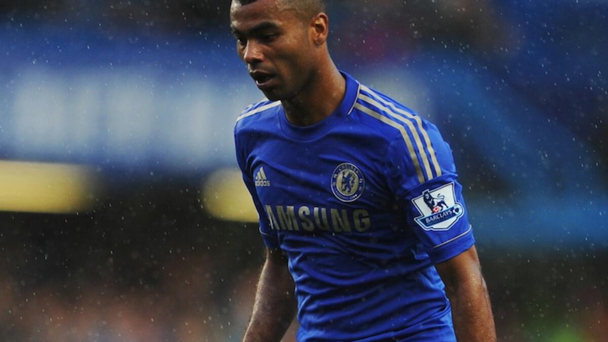 الظهير الإنجليزي آشلي كول: تم التعاقد معه عام 2006 مقابل 5.5 مليون جنيه إضافة لويليام غالاس، ساعد البلوز على تحقيق لقب دوري أبطال أوروبا وجميع الألقاب المحلية. قضى 8 مواسم مميزة رفقة النادي قبل أن يغادر صوب روما عام 2014.