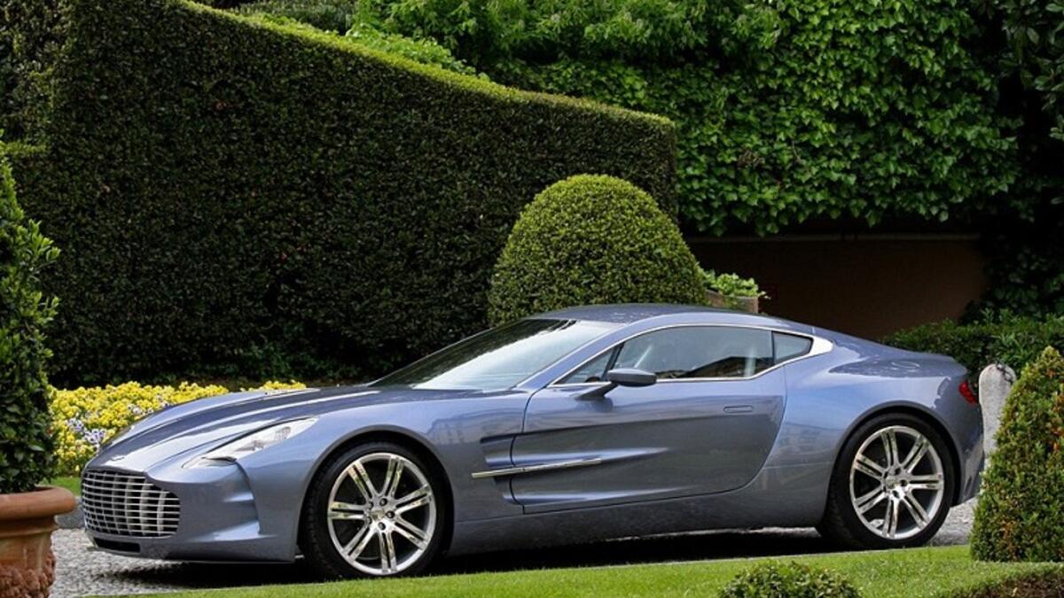 3- المهاجم الكاميروني سامويل إيتو: آستون مارتن ون-77 وسعرها مليون و250 ألف جنيه استرليني