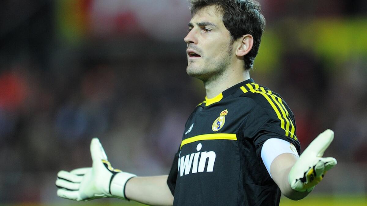 الحارس الإسباني إيكر كاسياس: أسطورة وقائد ريال مدريد ومنتخب بلاده في حراسة المرمى، جمعته علاقة متوترة بمورينيو الذي أشرك البديل أنتونيو آدان على حسابه في البداية قبل أن يتعاقد مع دييغو لوبيز الذي بات أساسياً على حسابه بهدف تحييد دور "القديس" في النادي.