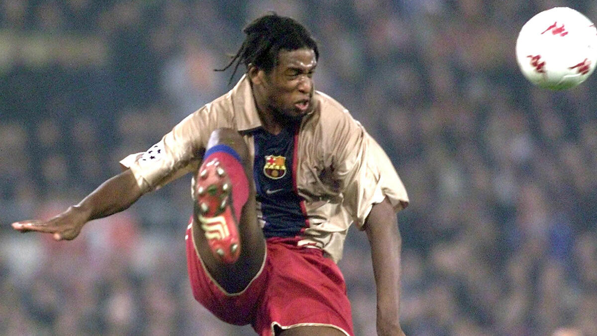 المدافع الفرنسي فيليب كريستانفال: انتقل إلى البارسا عام 2001 من موناكو مقابل 6.5 مليون يورو. وخلال سنتين لم يتمكن من إثبات نفسه، فغادر إلى مرسيليا عام 2003، ثم لفولهام. وعلى الرغم من البداية الواعدة إلا أن سوء الحظ ظل يطارده حتى اعتزل عام 2009 بعدما لم يرغب أي فريق في ضمه.