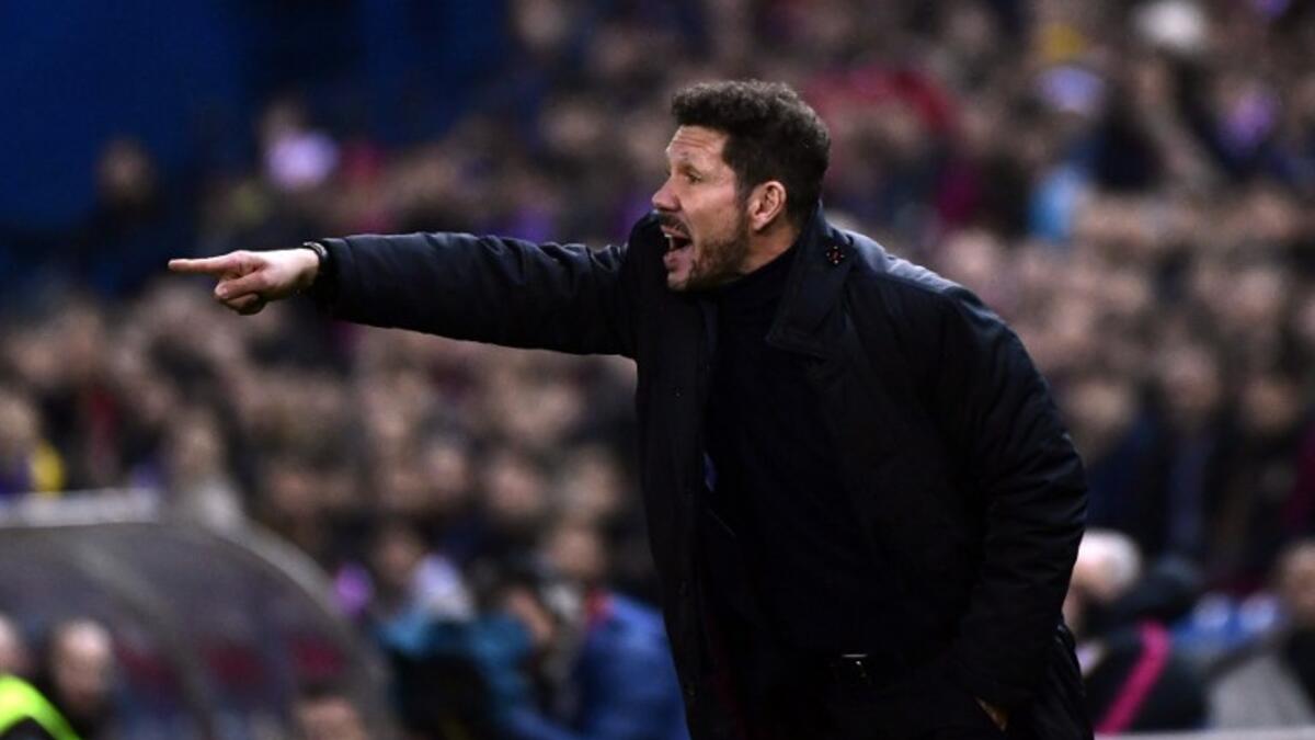 دييغو سيميوني مدرب أتلتيكو مدريد يحفز لاعبيه خلال مواجهة ذهاب نصف نهائي كأس ملك إسبانيا أمام برشلونة والتي جرت على ملعب فيسنتي كالديرون وانتهت بفوز الفريق الضيف بهدفين لهدف.