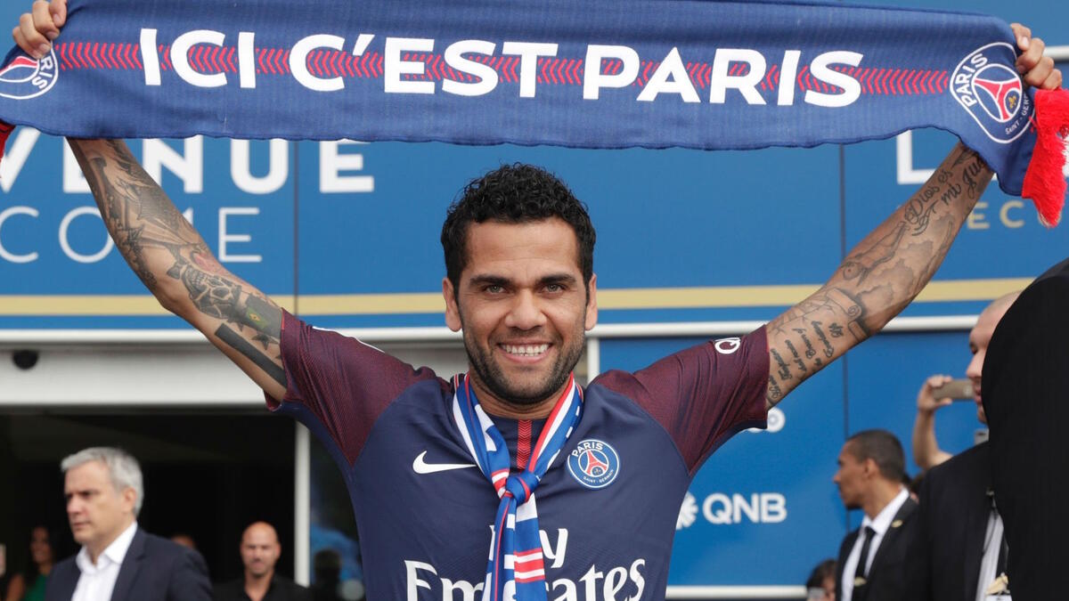 البرازيلي داني ألفيش: فضل الظهير صاحب الـ 35 عاماً باريس سان جيرمان على مانشستر سيتي، وساهم سريعاً في تحسن أداء الفريق وفي تكيف زميله ومواطنه نيمار القادم بدوره من برشلونة.