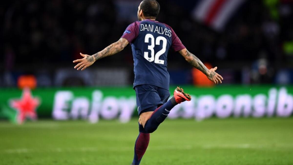 المركز الرابع: الظهير البرازيلي داني ألفيش (باهيا وإشبيلية وبرشلونة ويوفنتوس وباريس سان جيرمان) بـ 34 لقباً.