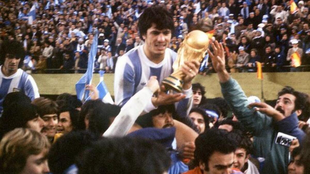 المدافع الأرجنتيني دانييل باساريلا، قائد منتخب التانغو الذي فاز بكأس العالم 1978، يعد من بين الأفضل على مر التاريخ في مركز متوسط الدفاع (القشاش).