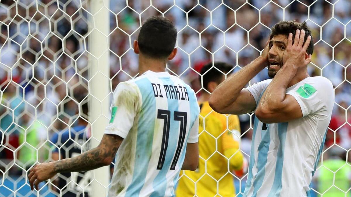 المدافع الأرجنتيني فيديريكو فازيو: قدم موسماً مميزاً مع روما، إلا أن مشاركته مع منتخب بلاده في المونديال خيبت الآمال، خصوصاً حينما تم الاعتماد عليه رغم بطء حركته لإيقاف السريع كيليان مبابي الذي صال وجال في الملعب ليطيح براقصي التانغو من البطولة.