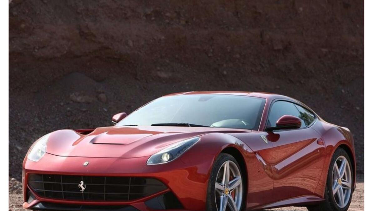 10- المهاجم الإيطالي ماريو بالوتيلي: فيراري إف 12 بيرلينيتو وسعرها 240 ألف جنيه استرليني