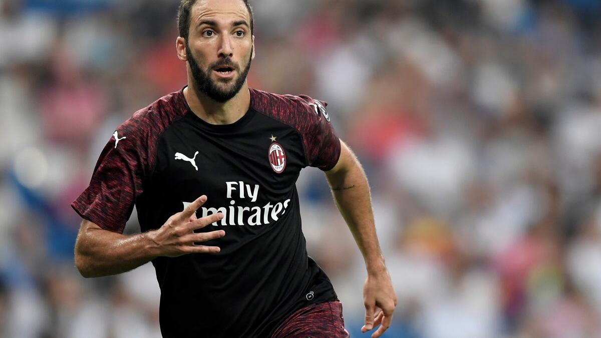 المركز الثاني: المهاجم الأرجنتيني غونزالو هيغواين (ميلان) ويتقاضى 9.5 مليون يورو سنوياً.