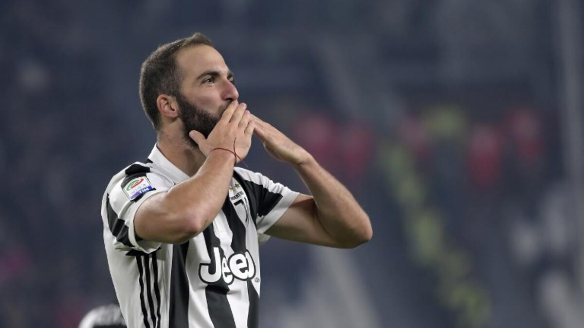 المهاجم الأرجنتيني غونزالو هيغواين: من نابولي إلى يوفنتوس عام 2016 مقابل 90 مليون يورو.