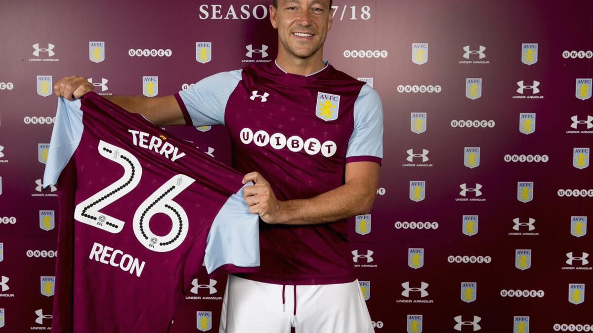 المدافع الإنجليزي جون تيري: من تشيلسي إلى أستون فيلا مجاناً.