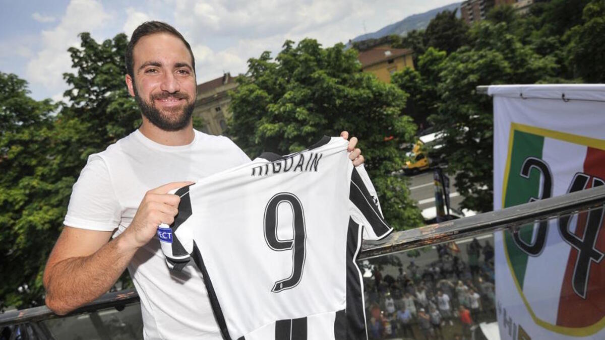 2- المهاجم الأرجنتيني غونزالو هيغواين: من نابولي إلى يوفنتوس مقابل 90 مليون يورو