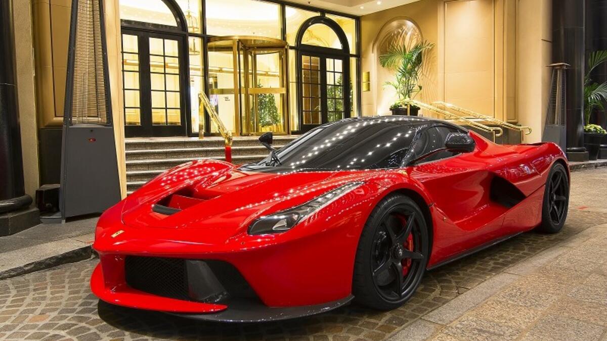 1- البرتغالي كريستيانو رونالدو: فيراري لافيراري 2014 وسعرها مليونا جنيه استرليني