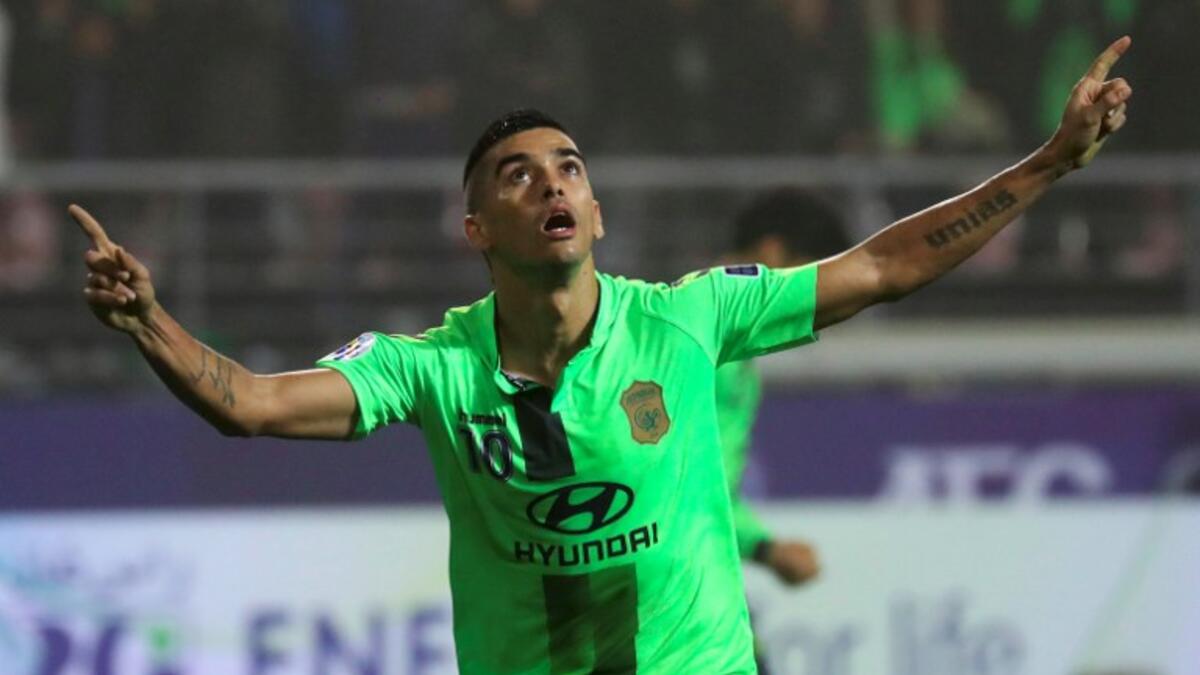 Jeonbuk Hyundai Motors' Leonardo Rodrigues Pereira celebrates his 2nd goal against Al Ain during the AFC Champions League Final 1st Leg football match in Jeonju on November 19, 2016. YONHAP / AFP