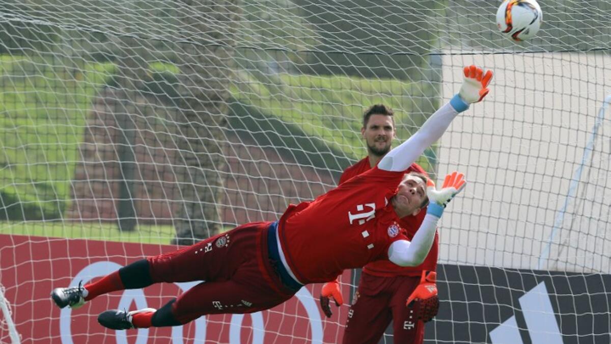 الحارس الألماني مانويل نوير: حالت الإصابة دون مشاركته مع بايرن ميونيخ هذا الموسم، لكن صاحب الـ 32 عاماً عاد مؤخراً للتدريبات بعد تعافيه من كسر في القدم، إلا أن مشاركته بدءاً من الشهر القادم وفقاً للتوقعات قد لا تكون كافية لإقناع يواكيم لوف مدرب ألمانيا باستدعائه.