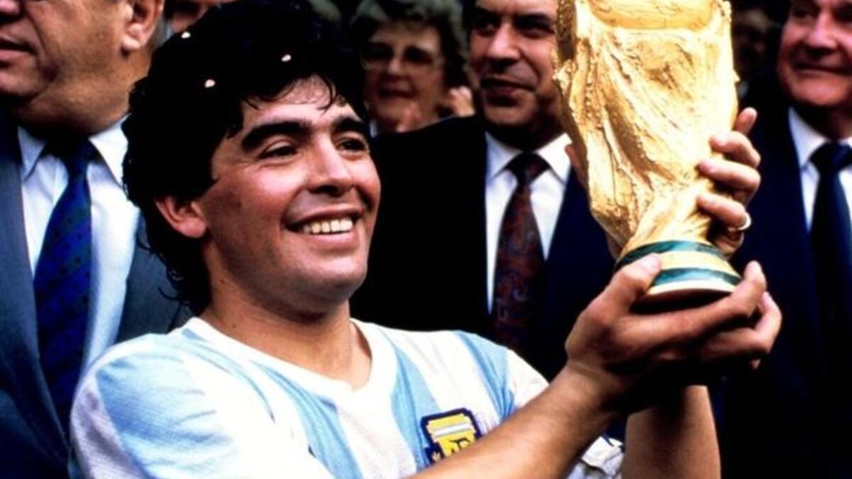 الأرجنتيني دييغو مارادونا: أحد أساطير كرة القدم، تم إيقافه مرتين خلال مسيرته، الأولى لتعاطيه الكوكائين خلال فترة لعبه مع نابولي، والثانية لتعاطيه المنشطات خلال تواجده مع منتخب بلاده في كأس العالم 1994. كما أوقف لإطلاقه النار على صحفيين من بندقية هوائية في بوينوس آيريس.