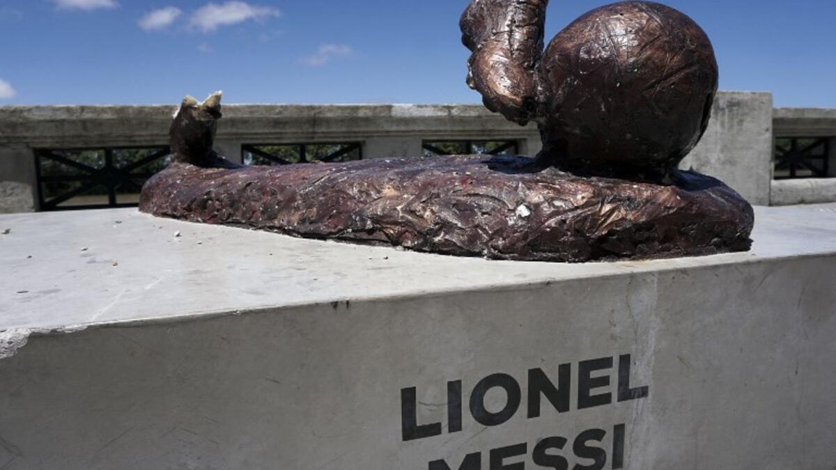 صورة لما تبقى من تمثال للأيقونة ليونيل ميسي نجم برشلونة ومنتخب الأرجنتين في بوينوس آيريس، وذلك عقب أعمال تخريبية تعرض لها التمثال في الرابع من ديسمبر.
