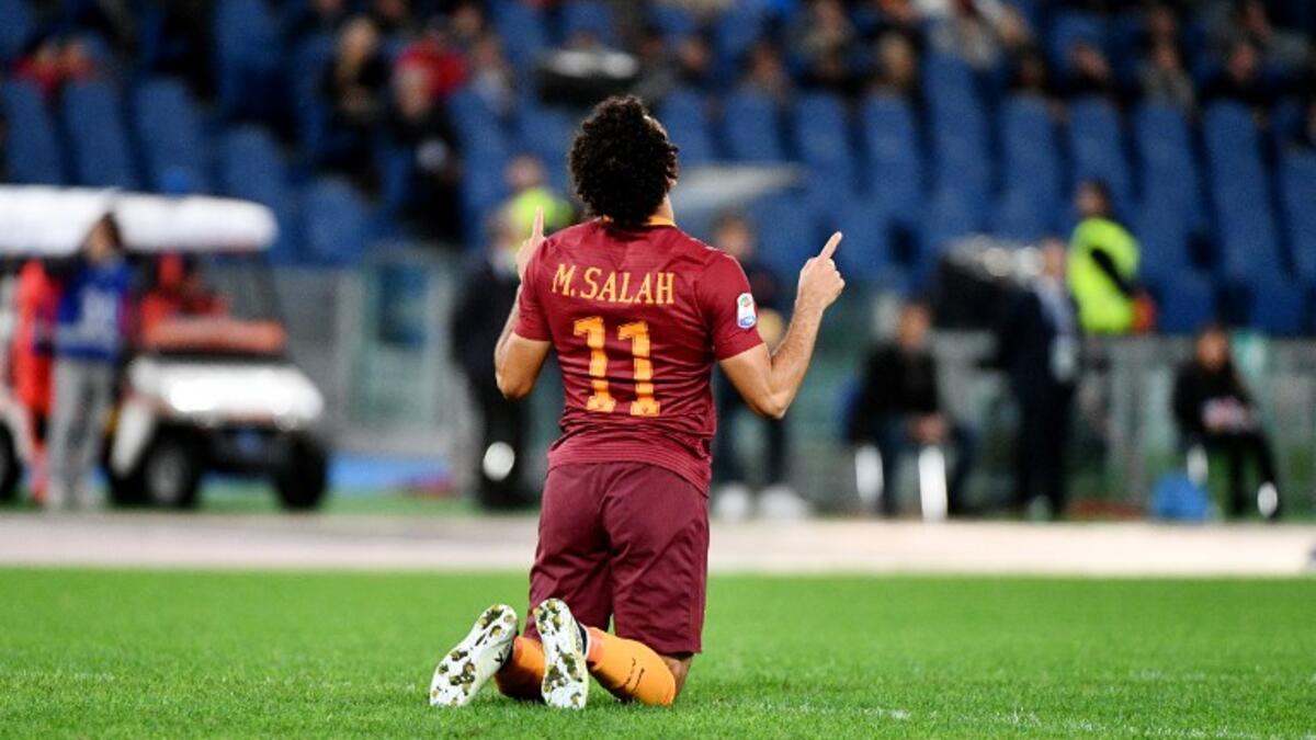 AS Roma's Egyptian forward Mohamed Salah celebrates after scoring during the Italian Serie A football match AS Roma vs Bologna at the Olympic stadium in Rome on November 6, 2016.
VINCENZO PINTO / AFP