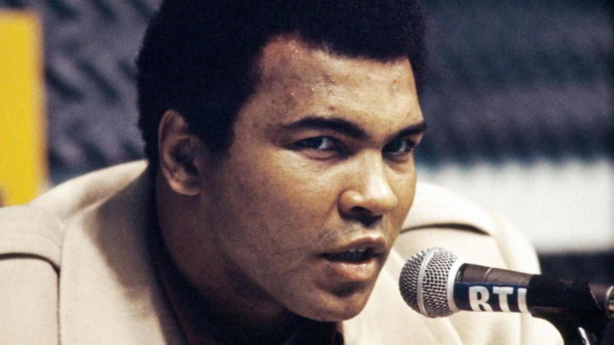 المركز الثاني: الأميركي الراحل محمد علي كلاي (ملاكمة): أحد أبرز أساطير الرياضة عبر التاريخ، اشتهر بشخصيته الاستثنائية وحضوره القوي وخطاباته المثيرة، توفي بعد صراع طويل مع مرض باركينسون في يونيو الماضي.