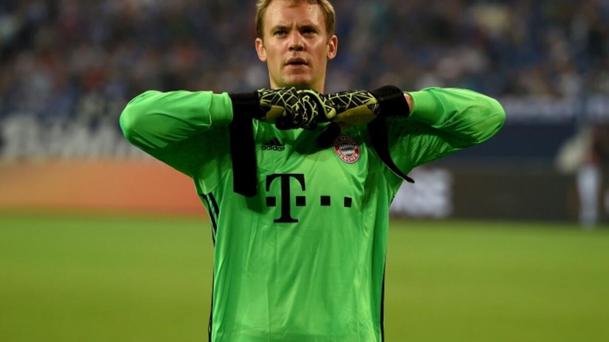 الحارس الألماني مانويل نوير (بايرن ميونخ) بطول 193 سم.