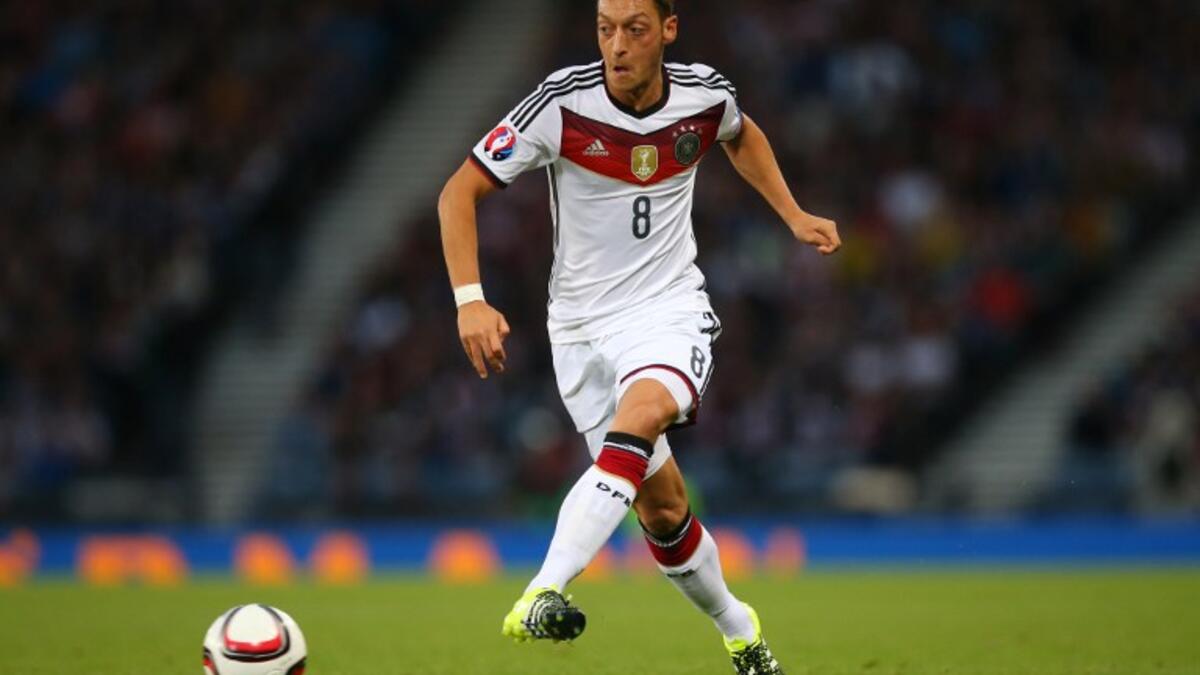 لاعب الوسط الألماني مسعود أوزيل (27 عاماً): يعد تذبذب مستواه نقطة لطالما عرضته للانتقادات رغم موهبته الاستثنائية في صناعة اللعب والتمرير الدقيق والذكي، بدأ موسمه مع آرسنال بشكل رائع قبل أن يتراجع لاحقاً، إلا أن المدرب يواكيم لوف سيعتمد عليه بصورة أساسية خلال البطولة مع ذلك.